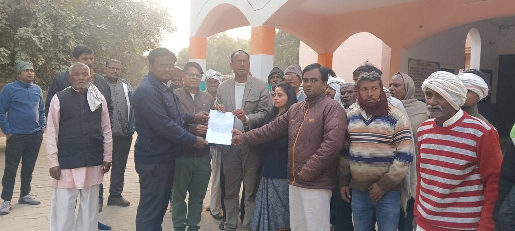 कांग्रेस नेताओं ने कोऑर्डिनेटर ज्ञानेंद्र सिंह राघव डिस्ट्रिक्ट कोऑर्डिनेटर मनरेगा प्रज्ञा गौड़ के नेतृत्व में अंकित भंडारी के केस सुप्रीम कोर्ट की निगरानी में सीबीआई जांच करने व बनारस में तोड़े गए मंदिरों के विरोध में एवं प्रयागराज में शंकराचार्य व संतों के साथ हुए अपमान के विरोध में तहसील डिबाई में नारेबाजी कर महामहिम राष्ट्रपति को संबोधित ज्ञापन मजिस्ट्रेट को सौंपा