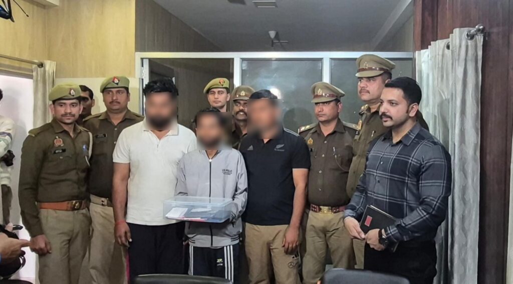 लखनऊ- GST कर चोरी के बडे संगठित गिरोह का भण्डाफोड़।