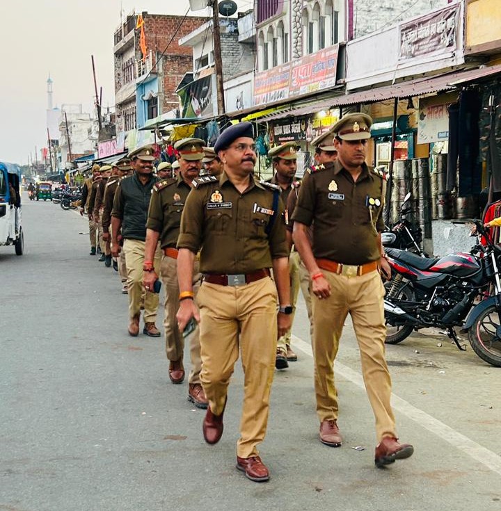 सहायक पुलिस आयुक्त मोहनलालगंज, लखनऊ विकास कुमार पाण्डेय द्वारा थाना निगोहा क्षेत्र में पैदल गश्त की गई। इस अवसर पर थानाध्यक्ष निगोहा श्री अनुज तिवारी मय पुलिस बल उपस्थित रहे।