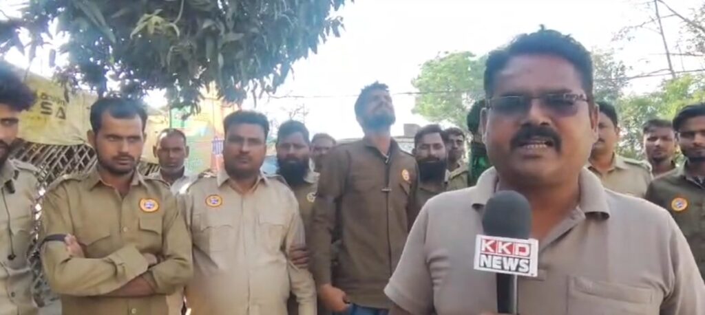 काली पट्टी बांधकर ड्राइवरों का प्रदर्शन, सुरक्षा और बच्चों की मुफ्त शिक्षा की उठाई मांग