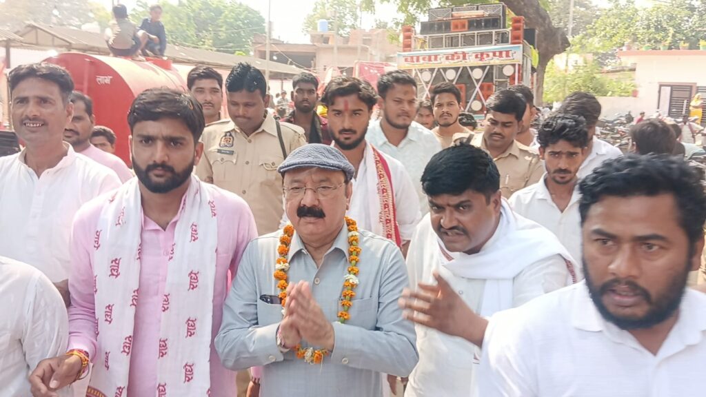 बाबा सिद्धादास तपोस्थलि हरगांव पर आयोजित विशाल भंडारे मे पहुंचे अमेठी सांसद किशोरीलाल शार्मा।