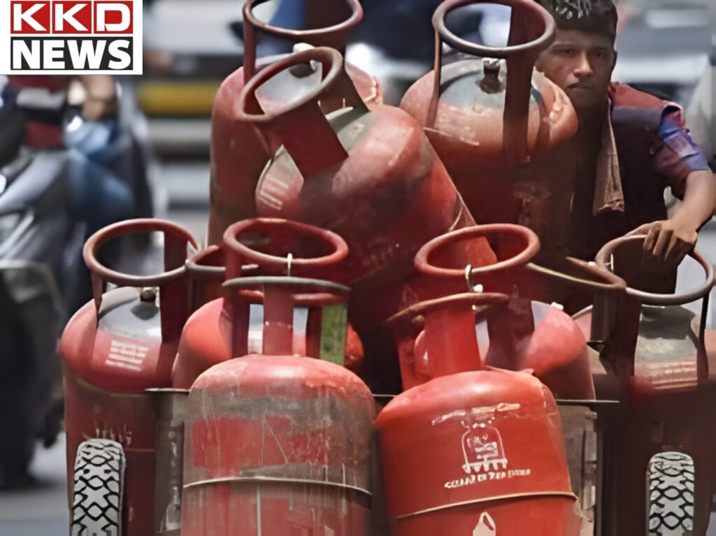 यहाँ 1 मई 2026 को कमर्शियल एलपीजी (LPG) सिलेंडर की कीमतों में हुई भारी बढ़ोतरी और उसके आम आदमी की जेब पर पड़ने वाले असर पर आधारित एक विस्तृत समाचार लेख दिया गया है: